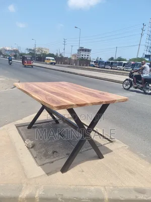 Dinner Table Ni Kubwa Sana