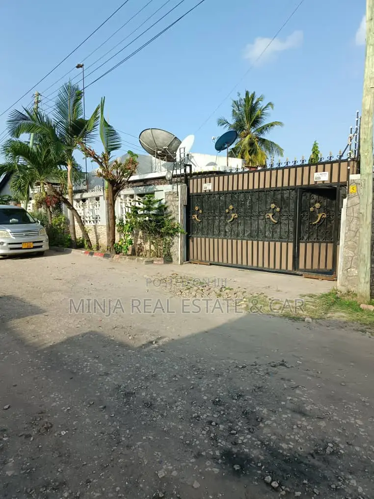 Plot With Demolished House for Sale in Kijitonyama Heko.