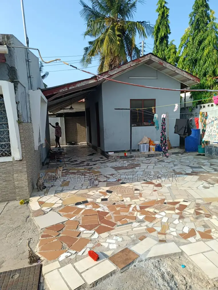 Plot With Demolished House for Sale in Kijitonyama Heko.