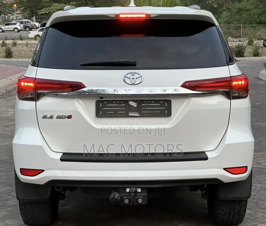 Toyota Fortuner 2.4 D RWD 2018 White