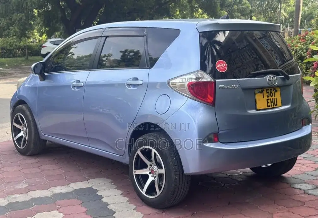 Toyota Ractis 2012 Blue