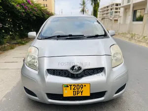 Toyota Vitz 2004 Silver