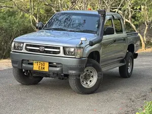 Toyota Hilux 2003 Gray