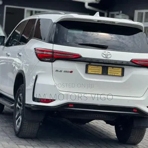 Toyota Fortuner 2023 Pearl