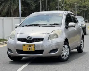 Toyota Vitz 2010 Silver