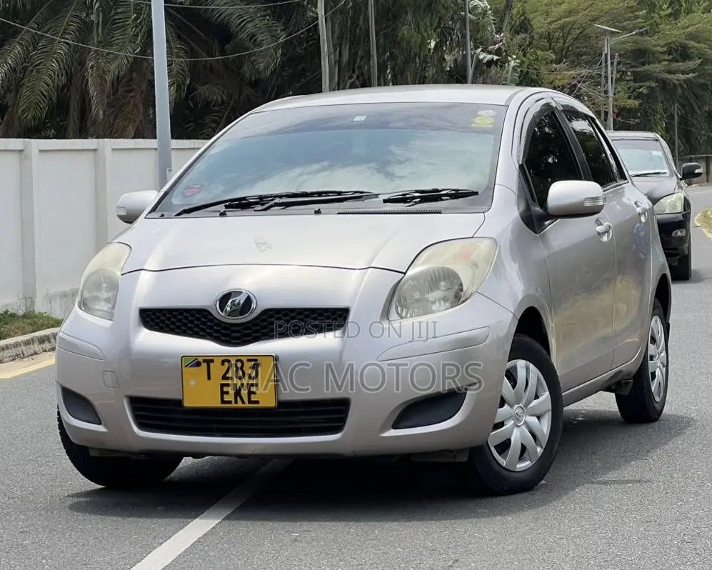 Toyota Vitz 2010 Silver