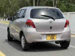 Toyota Vitz 2010 Silver