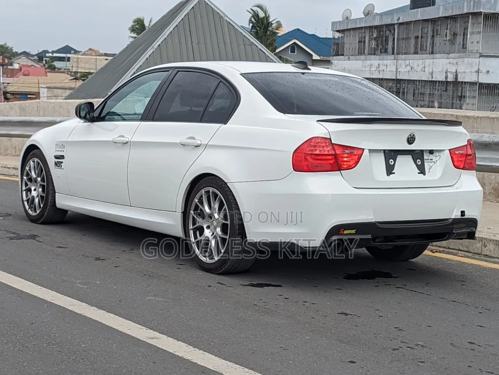 BMW 3 Series 320i RWD 2010 White