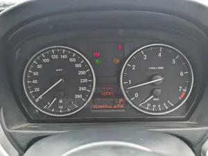 BMW 3 Series 320i RWD 2010 White