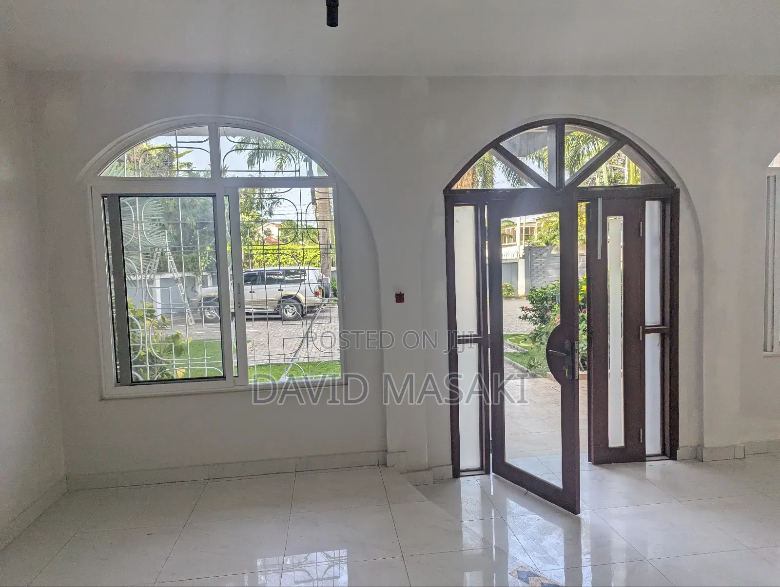 13bdrm House in Office Building, Masaki for rent