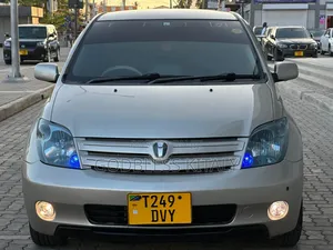 Toyota IST 2004 Gold