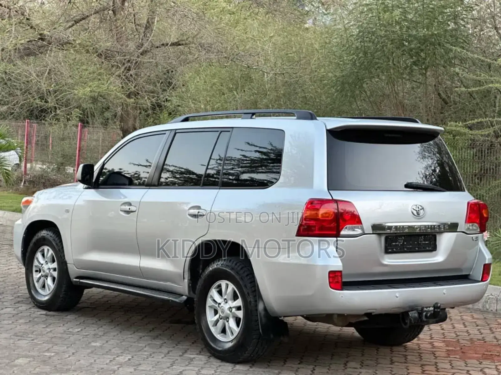 Toyota Land Cruiser 2010 White