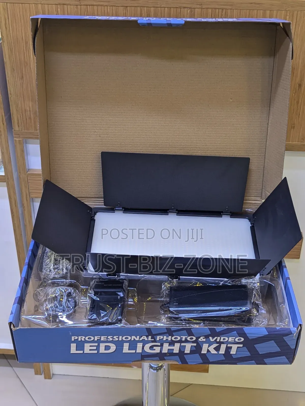 LED 800 With Full Set Battery and Trippod Stand