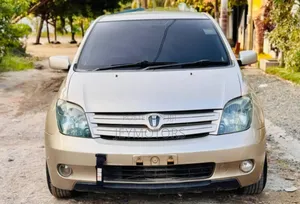 Toyota IST 2004 Gold