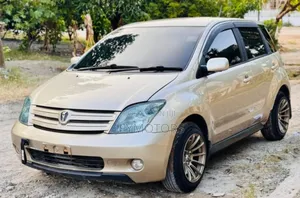 Toyota IST 2004 Gold