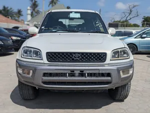 Toyota RAV4 Base 4x4 1999 White