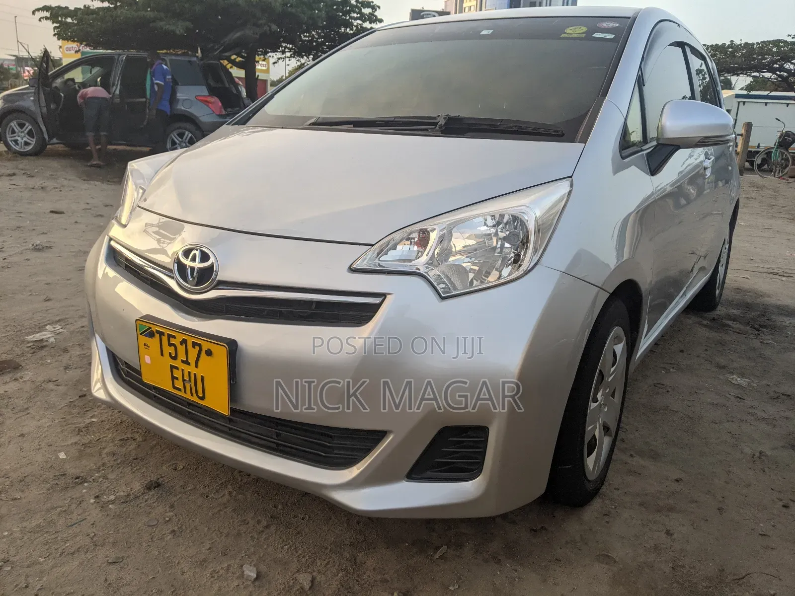 Toyota Ractis 2010 Silver
