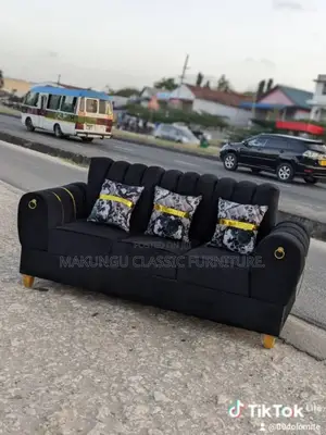 Sofa La Watu Watatu Na Mito Yake Original