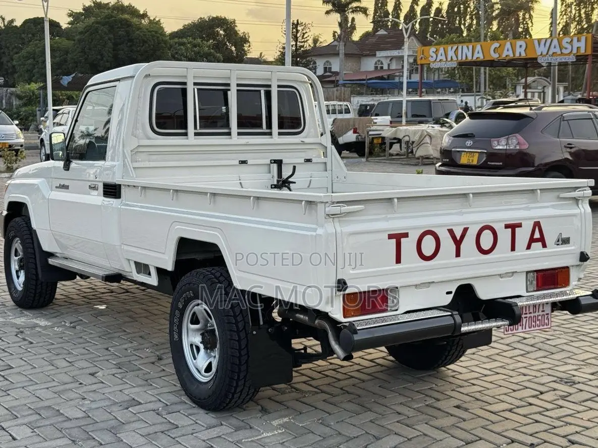 Toyota Land Cruiser 2018 White