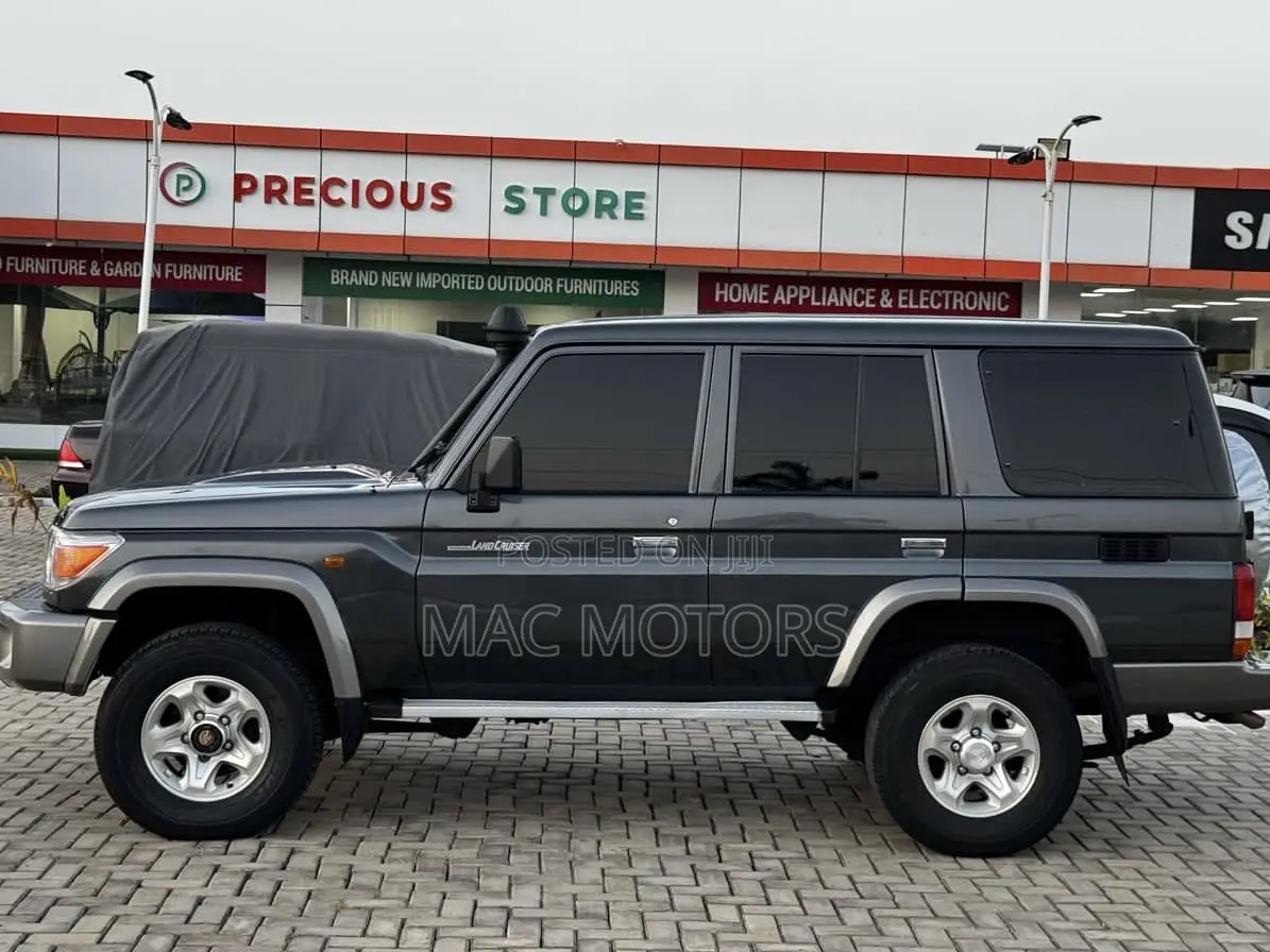 Toyota Land Cruiser 4.5 V8 TD STD 2010 Gray