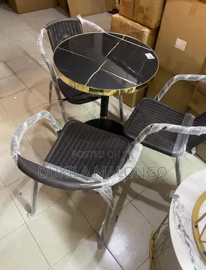Meza Pamoja Na Viti Vyake