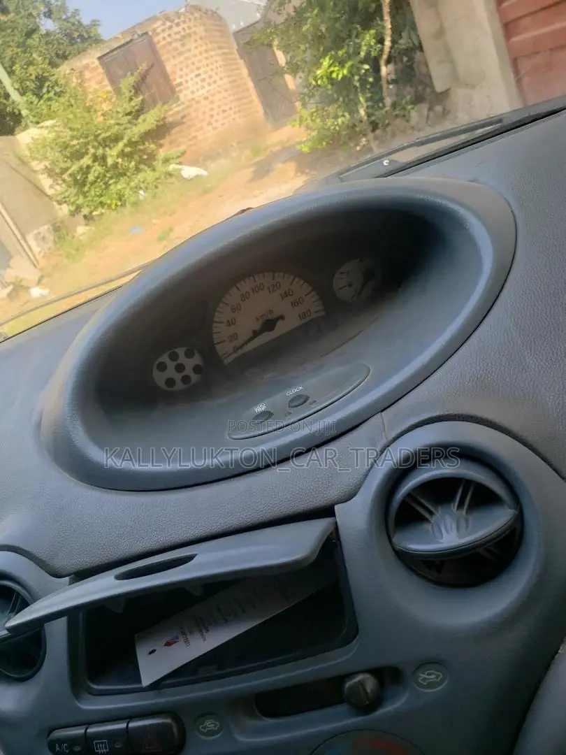 Toyota Vitz 2004 Silver