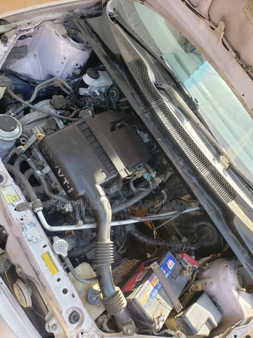 Toyota Vitz 2004 Silver