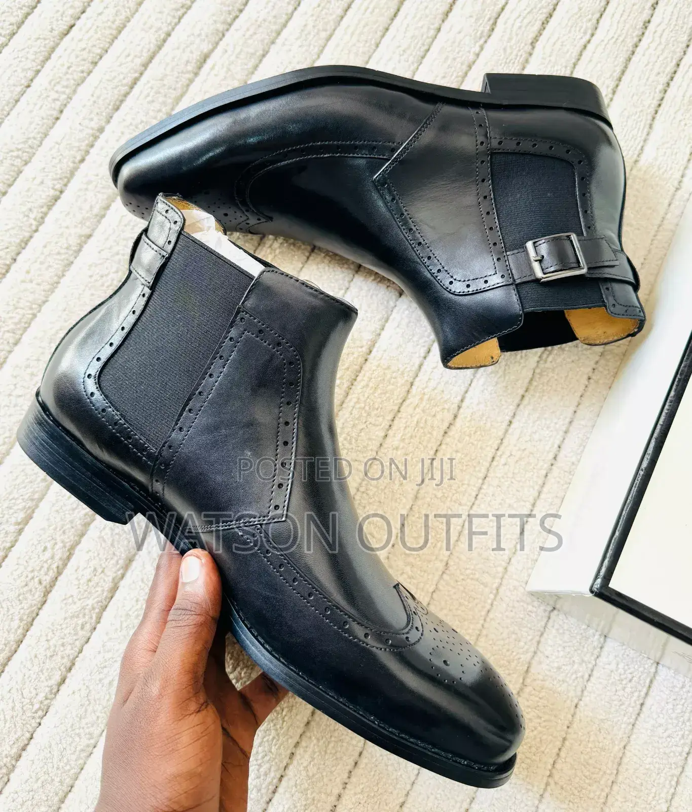 Buti Nyeusi Ya Kishikizo Cha Chuma