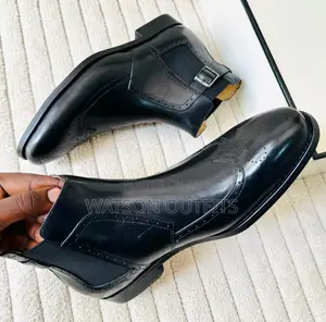 Buti Nyeusi Ya Kishikizo Cha Chuma