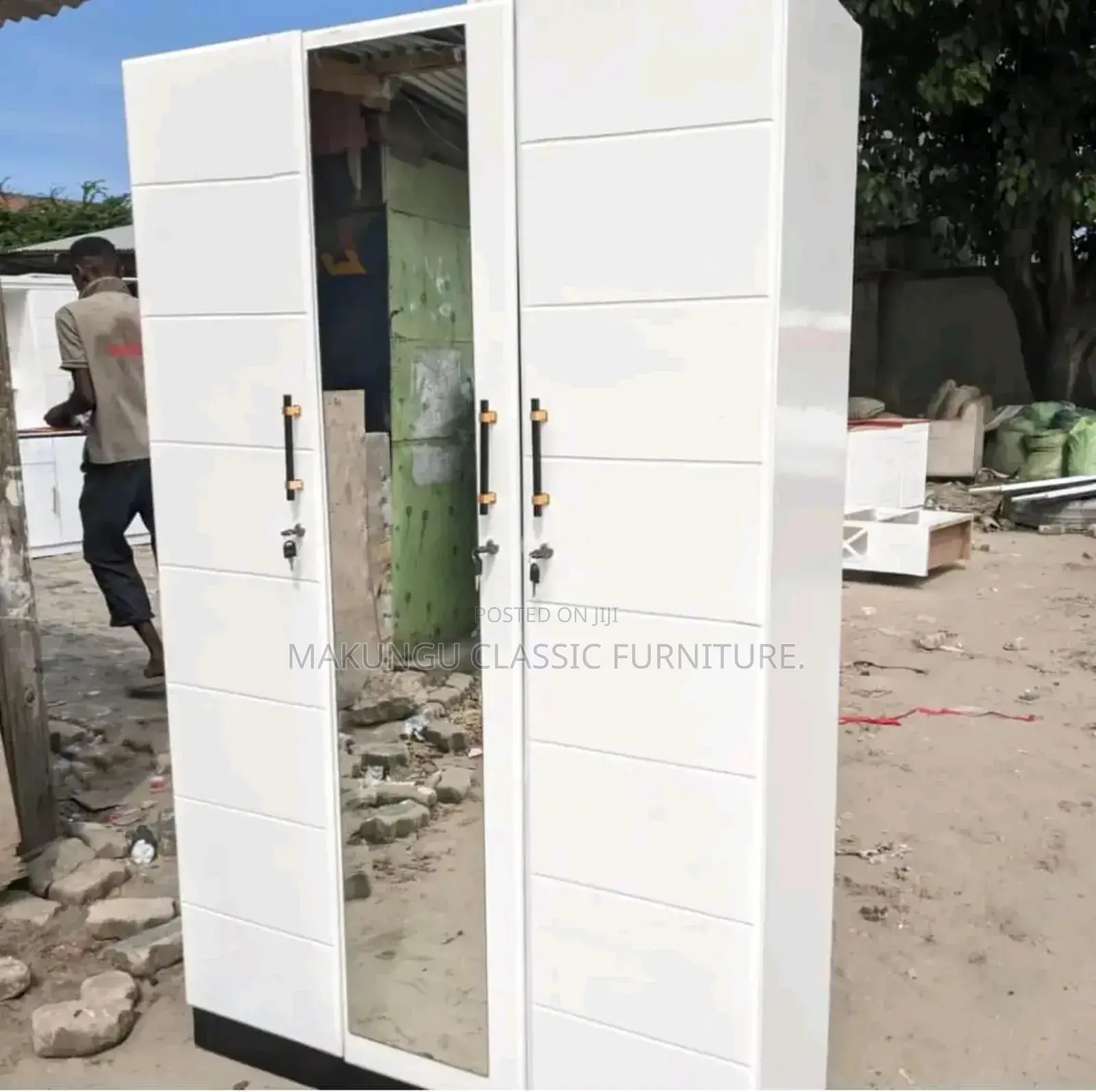Kabati Milango Mitatu Urefu Futi Sita
