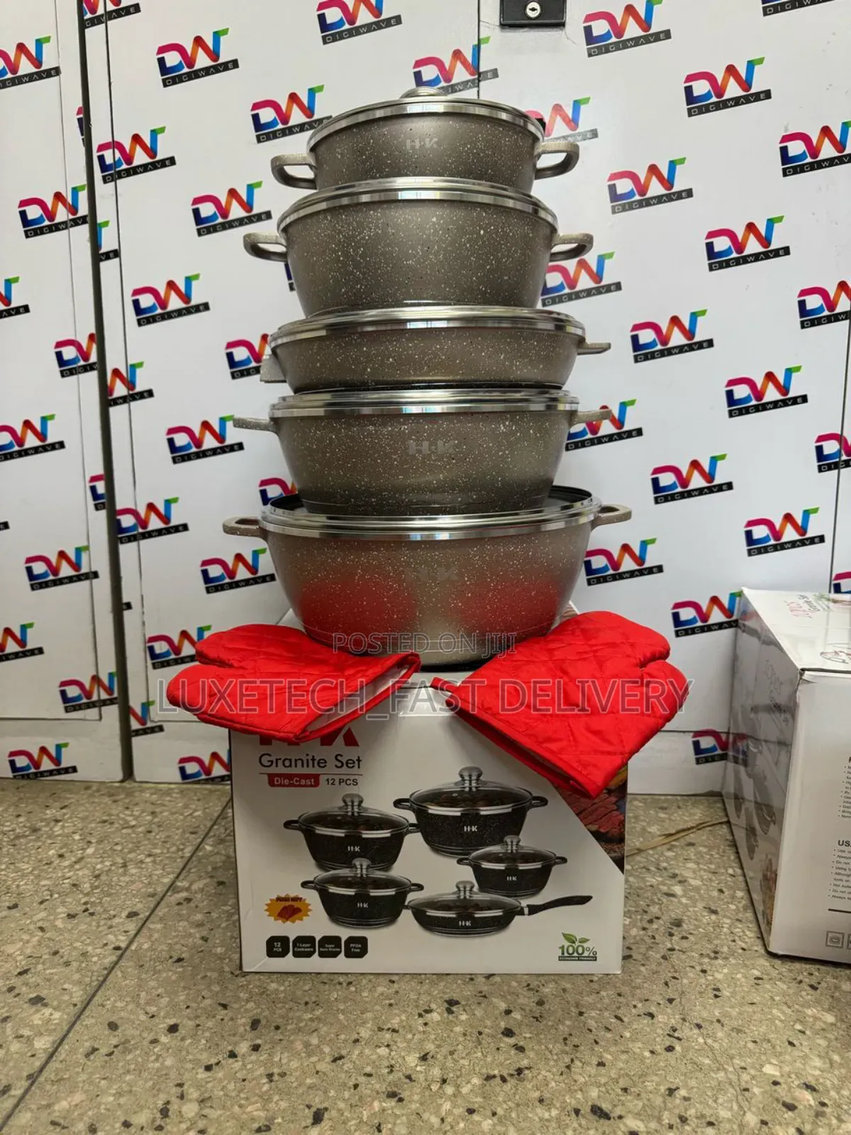 .K Granite Set, a 12-Piece Die-Cast Cookware Set