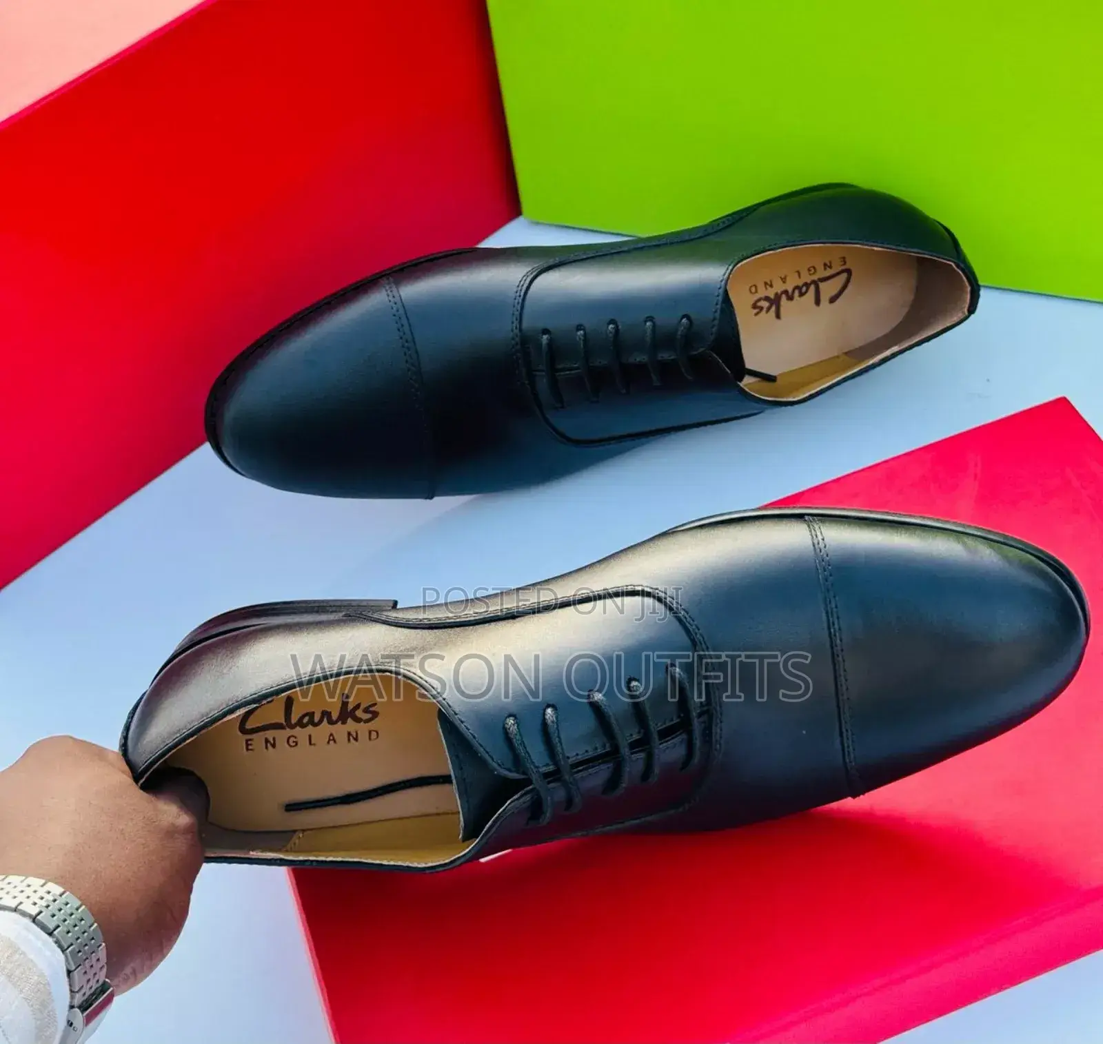 Clarks Ya Ngozi Yenye Mstari Juu