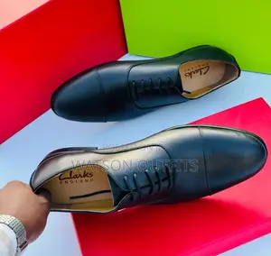 Clarks Ya Ngozi Yenye Mstari Juu