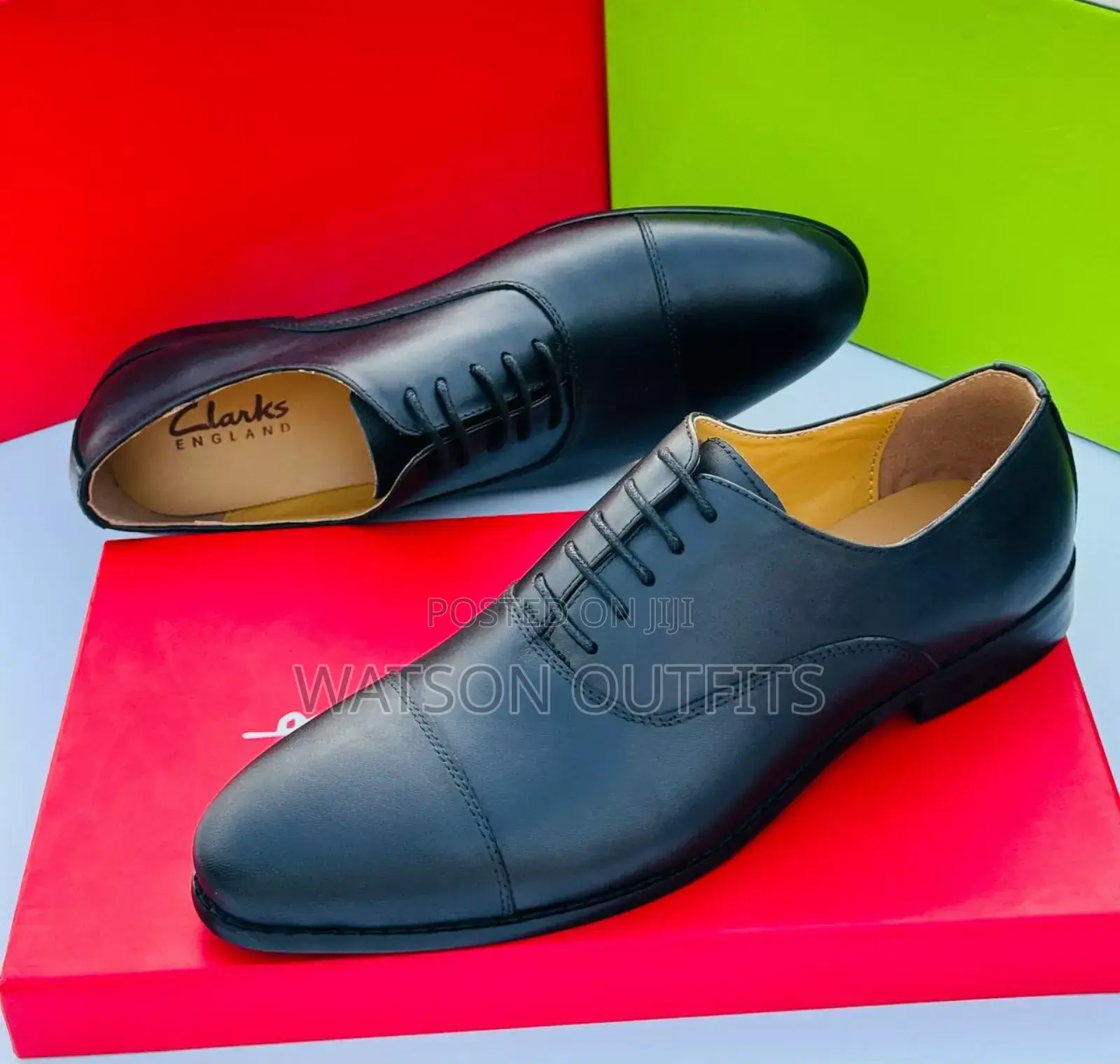 Clarks Ya Ngozi Yenye Mstari Juu