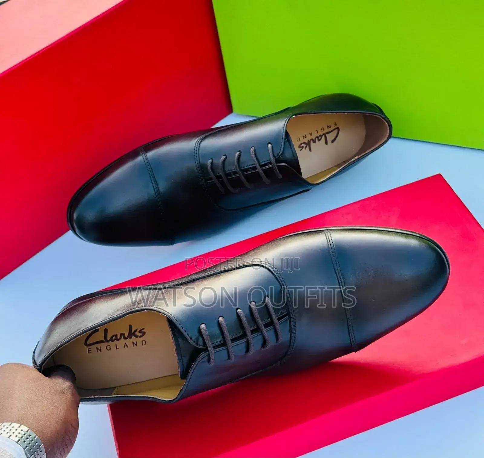 Clarks Ya Ngozi Yenye Mstari Juu