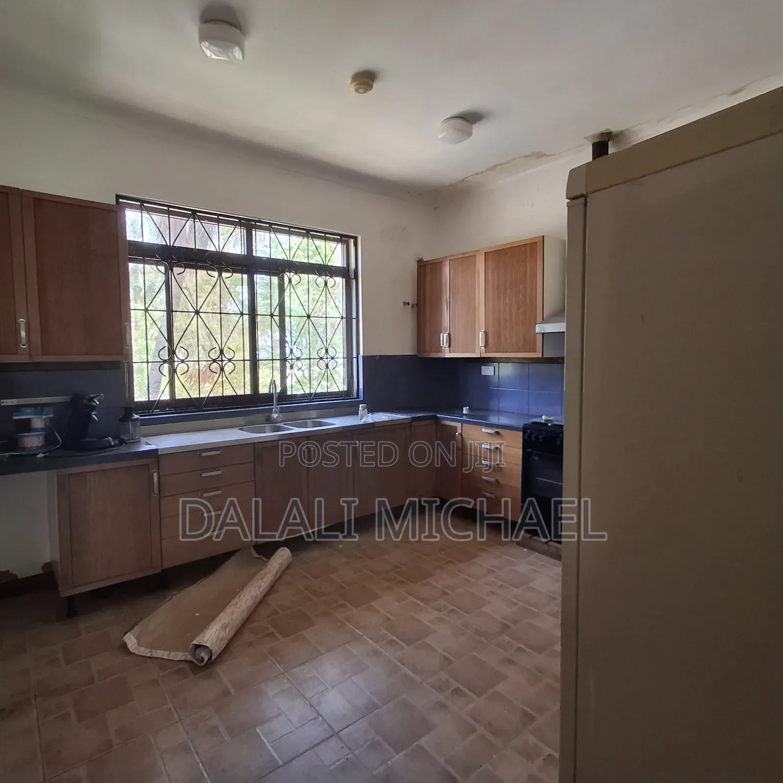 8bdrm Bungalow in Mbezibeach for rent