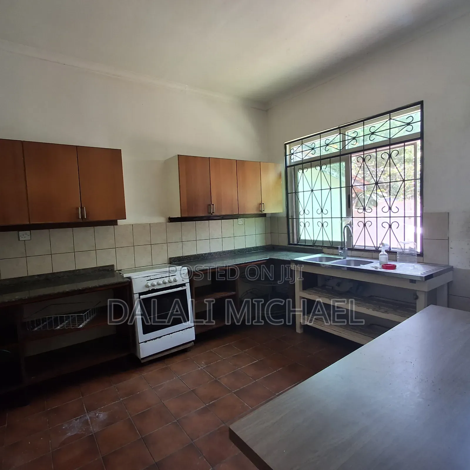 8bdrm Bungalow in Mbezibeach for rent