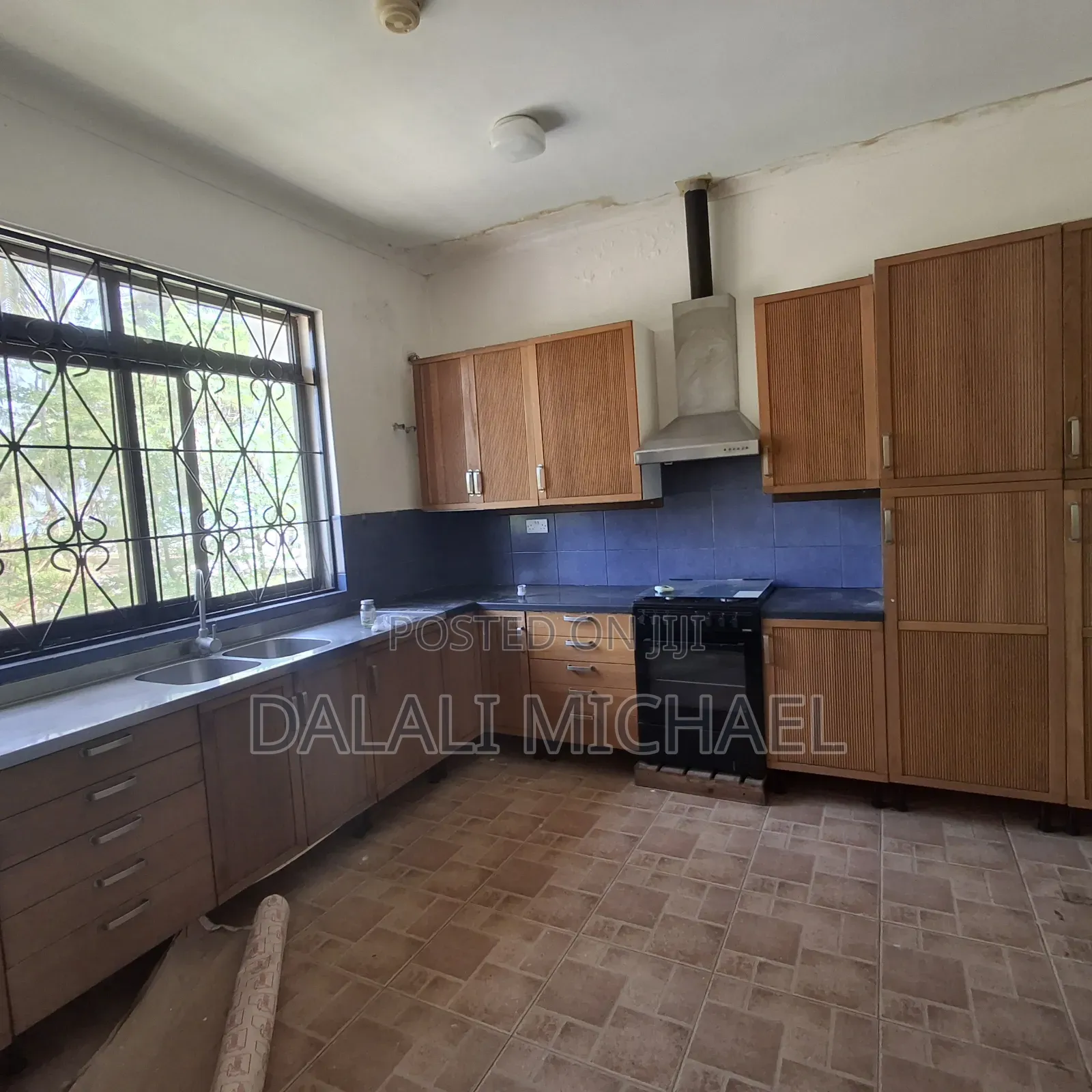 8bdrm Bungalow in Mbezibeach for rent