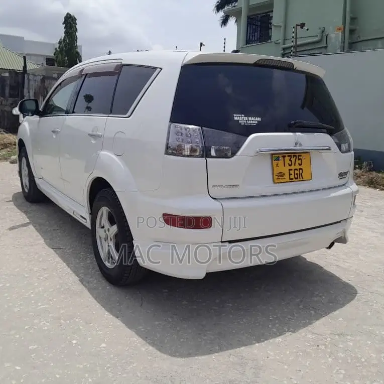Mitsubishi Outlander 2011 White