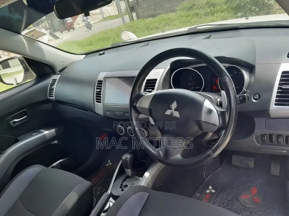 Mitsubishi Outlander 2011 White
