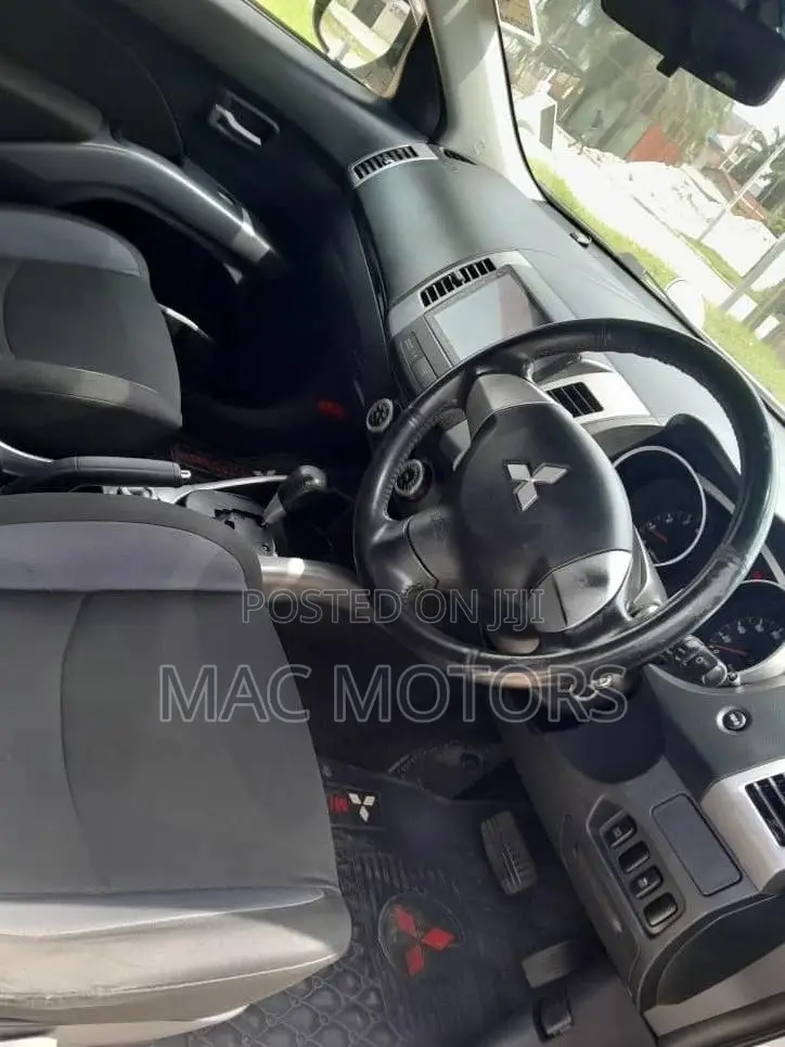 Mitsubishi Outlander 2011 White
