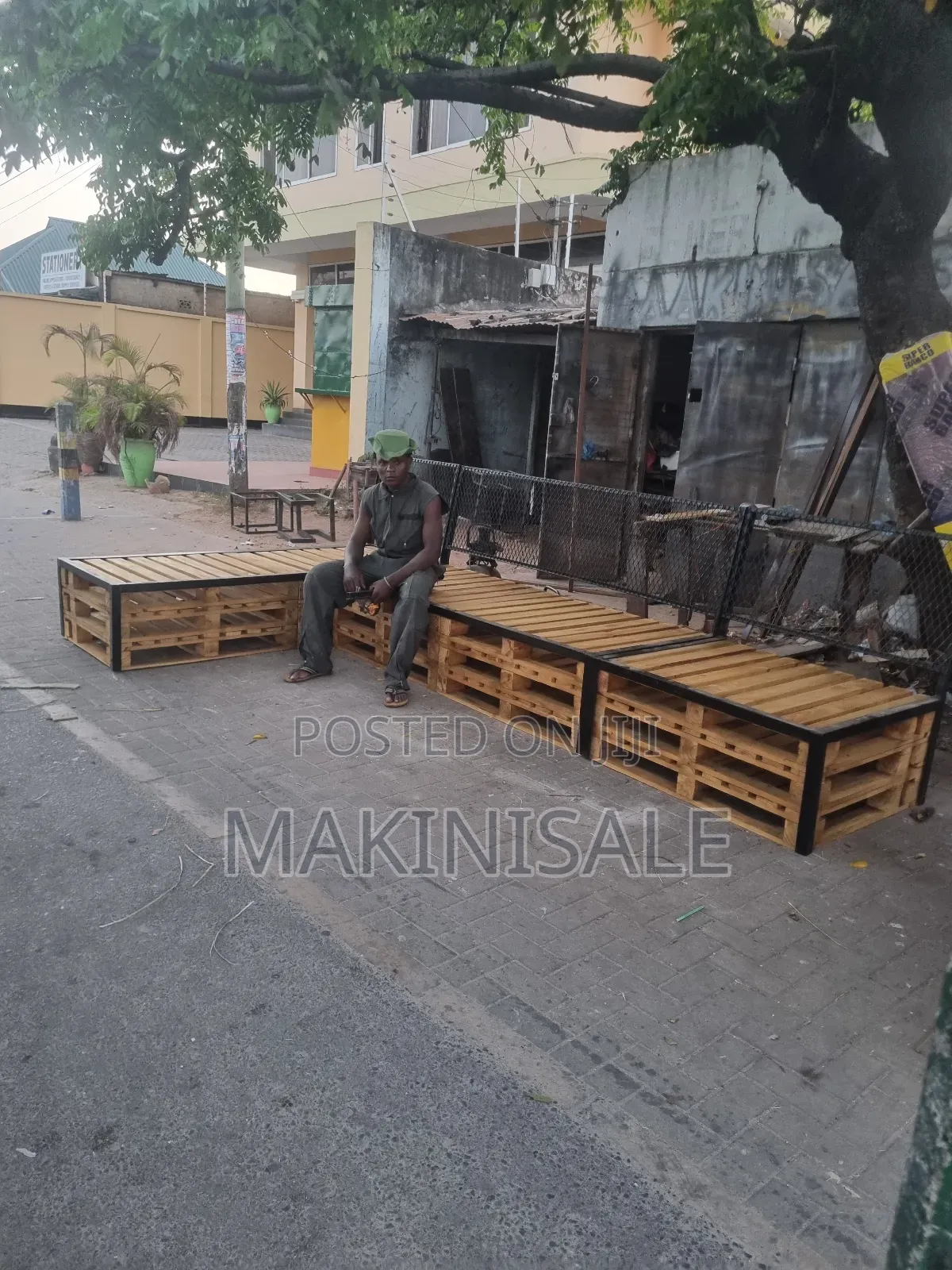 Pallet Sofa Ni Nzuri Na Chuma Juu