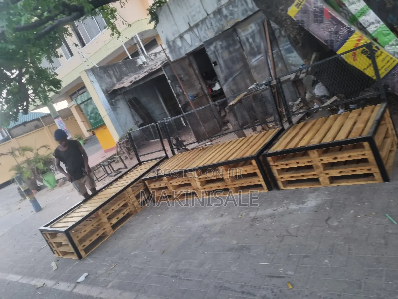 Pallet Sofa Ni Nzuri Na Chuma Juu