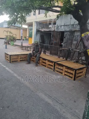 Pallet Sofa Ni Nzuri Na Chuma Juu