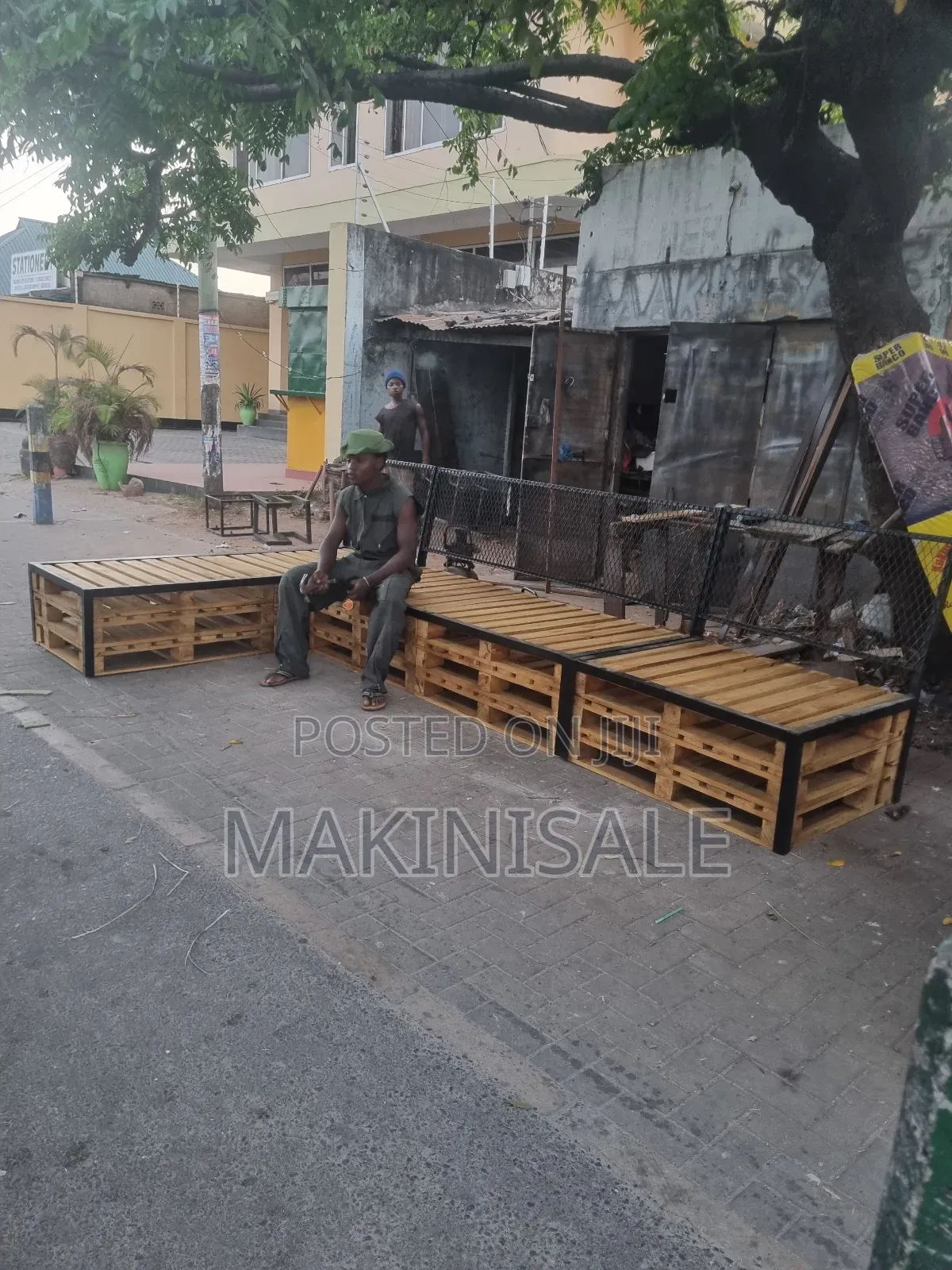 Pallet Sofa Ni Nzuri Na Chuma Juu