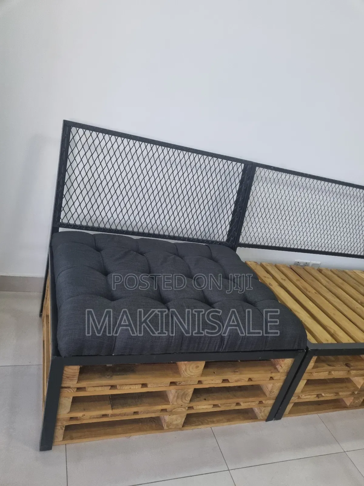 Pallet Sofa Ni Nzuri Na Chuma Juu