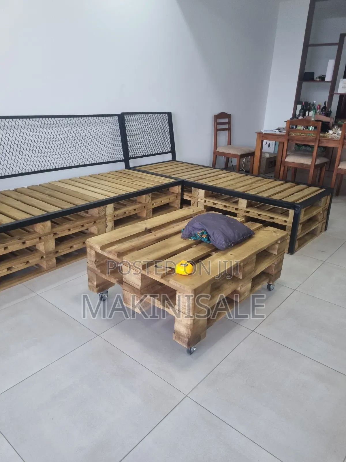 Pallet Sofa Ni Nzuri Na Chuma Juu