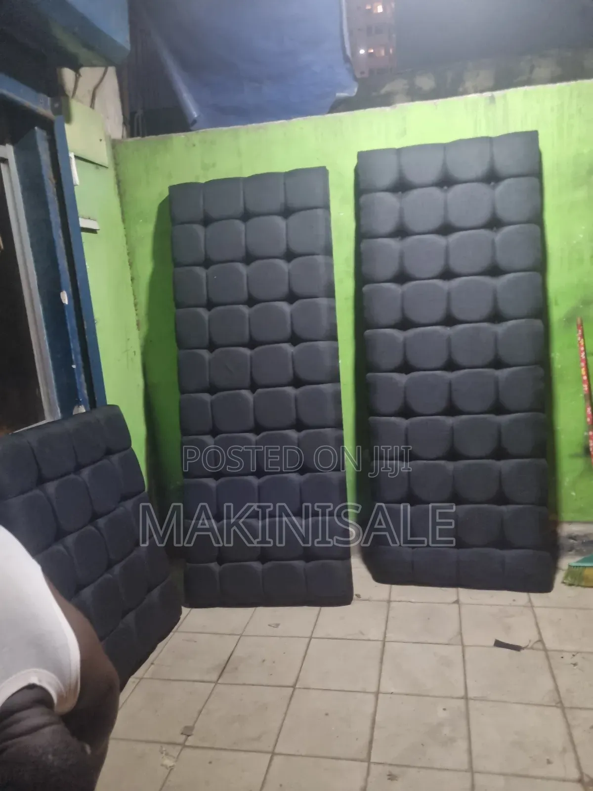 Pallet Sofa Ni Nzuri Na Chuma Juu