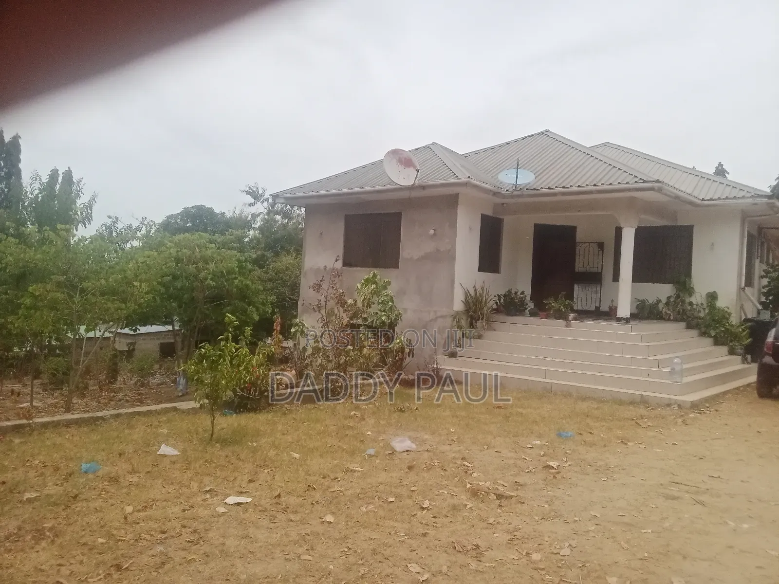 A Plot With a 3 Bedrooms House for Sale