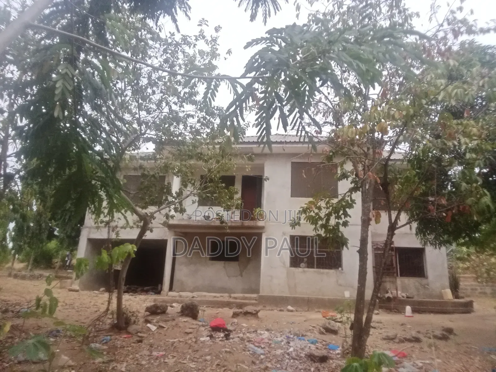 A Plot With a 3 Bedrooms House for Sale
